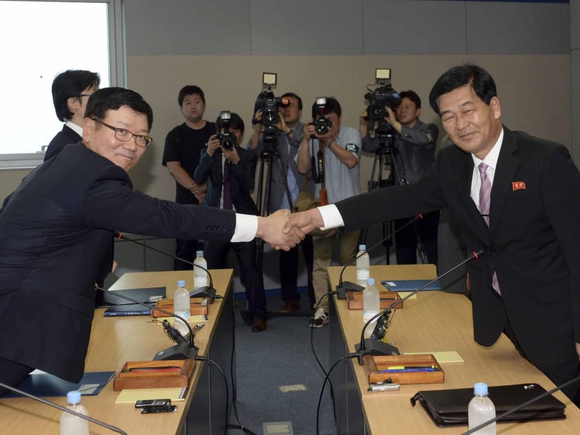 Suh Ho, the head of South Korea's working-level delegation, left, shakes hands with his North Korean counterpart Park Chol Su, right, before their meeting at Kaesong Industrial District. Photo: AP