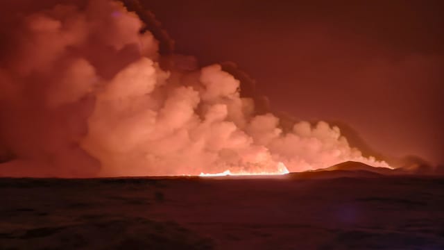 经数周剧烈地震活动 冰岛西南部火山喷发
