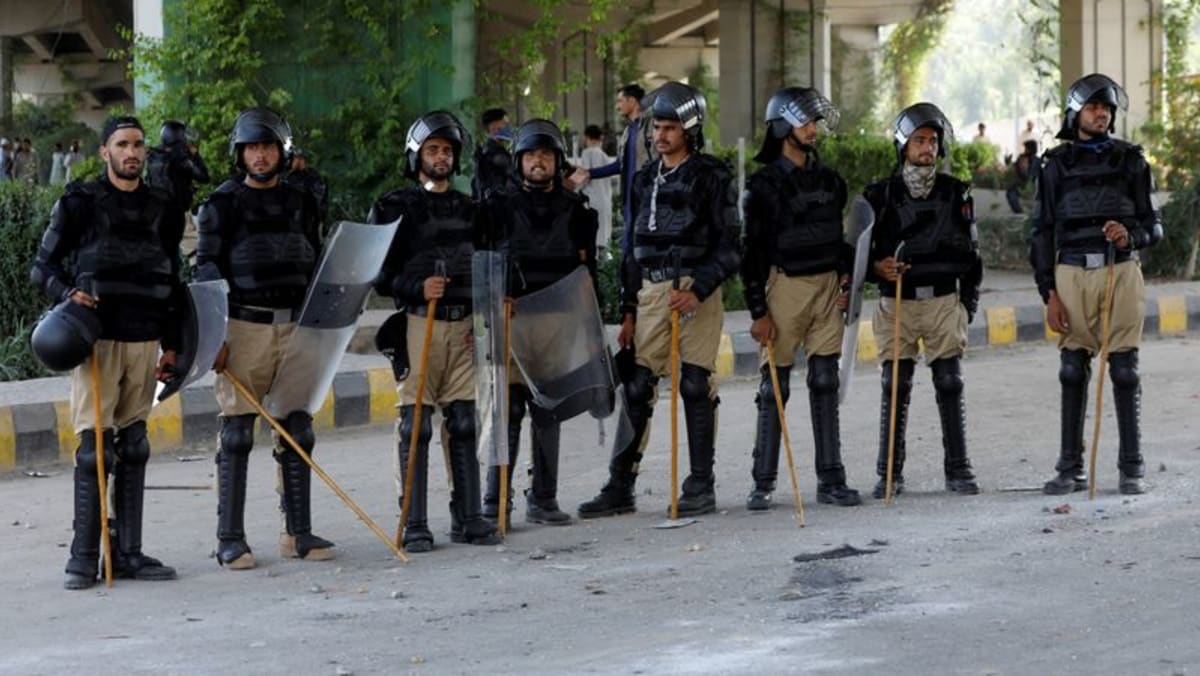 Pembayaran Tempat Penjualan Eksklusif-Pakistan Turun Hampir 50% Setelah Kekerasan Protes
