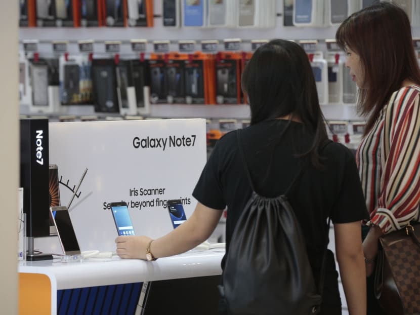 Shoppers look at Samsung mobile phones at the M1 shop at Vivocity on Sept 2, 2016. TODAY file photo