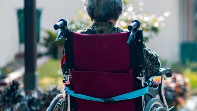 84岁失智母亲坐轮椅 被64岁儿推倒在地动手殴打