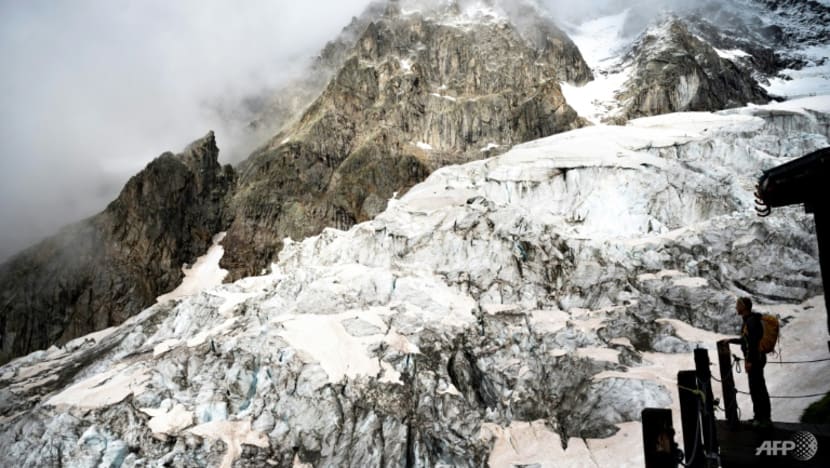Experts eye unstable glacier within Italy's Mont Blanc Experts eye unstable glacier within Italy's Mont Blanc