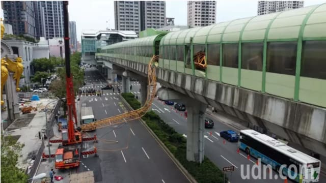 台湾工地吊车吊臂意外倒塌 砸中捷运酿一死八伤