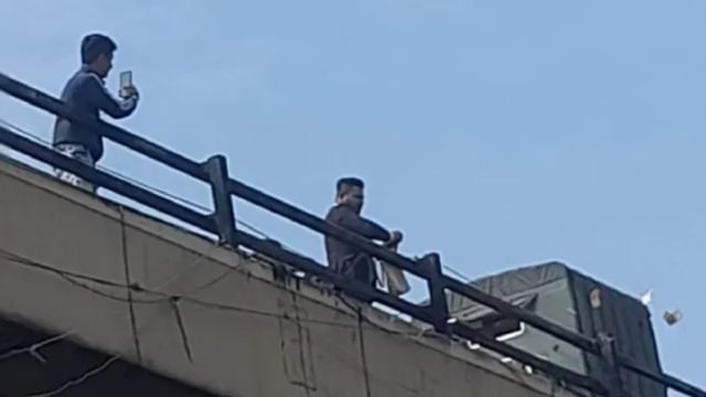 财神到！印度男子桥上撒钱 民众疯抢交通受阻