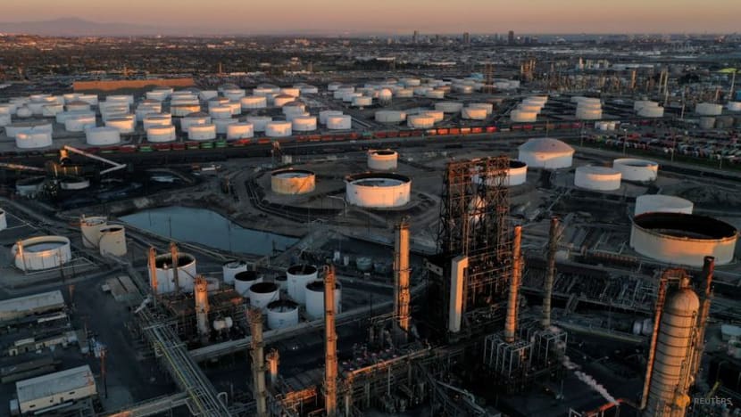 Oil prices fall, continuing downward trend from last week Oil prices fall, continuing downward trend from last week