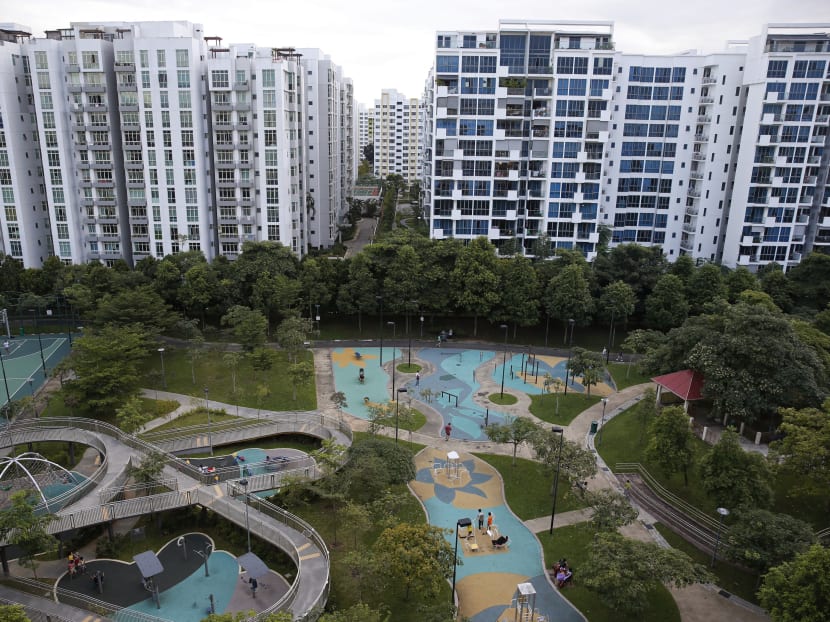 A view of blocks of private residential condominiums, left, and executive condominiums in Singapore Jan 4, 2016. Photo: Reuters