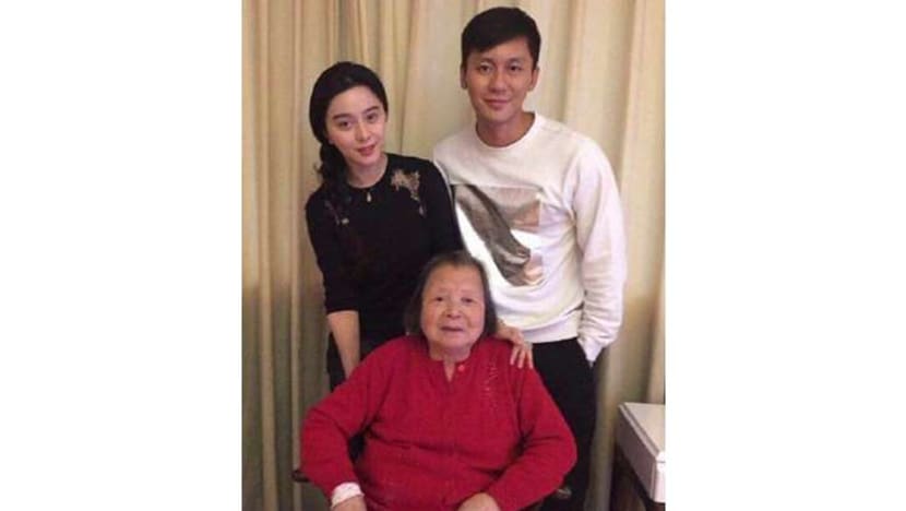 Photo of Fan Bingbing with Li Chen’s grandmother surfaces online