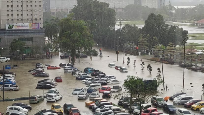 Flash floods hit parts of Johor Bahru, leaving vehicles trapped in water Flash floods hit parts of Johor Bahru, leaving vehicles trapped in water