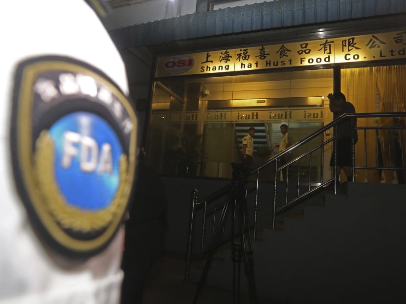 Officers from Shanghai Food and Drug Administration conduct a seizure at Husi Food factory in Shanghai July 20, 2014. Photo: Reuters