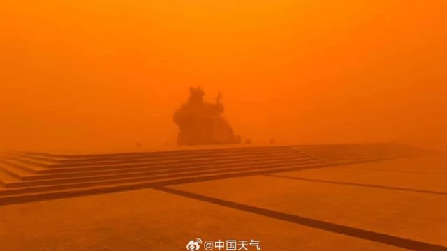 中国内蒙沙尘暴来袭 多地黄沙滚滚