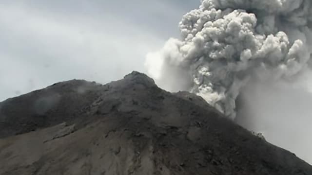 印尼最活跃火山默拉皮火山再度喷发
