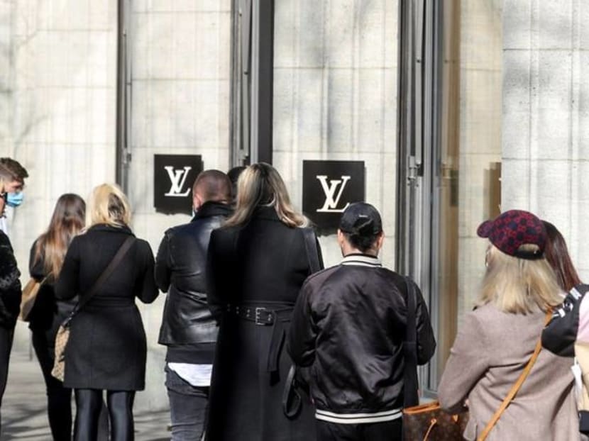 Louis Vuitton journeys to fashion antiquity at the Louvre Louis Vuitton journeys to fashion antiquity at the Louvre