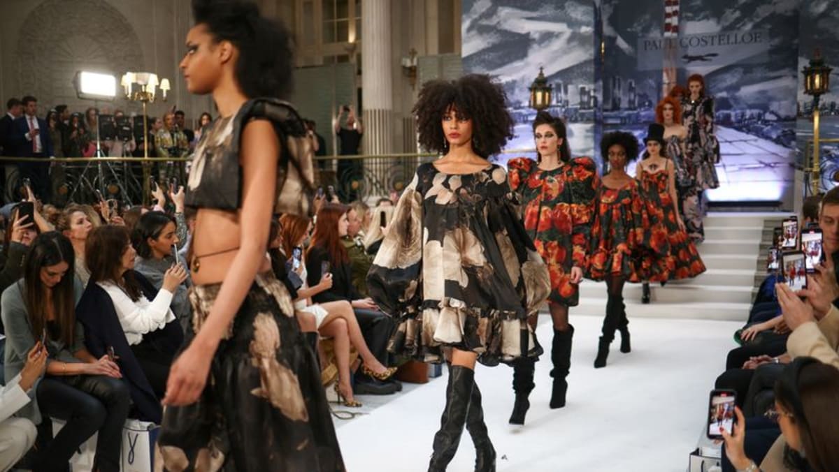 London memulai Fashion Week, yang didedikasikan untuk mendiang Vivienne Westwood