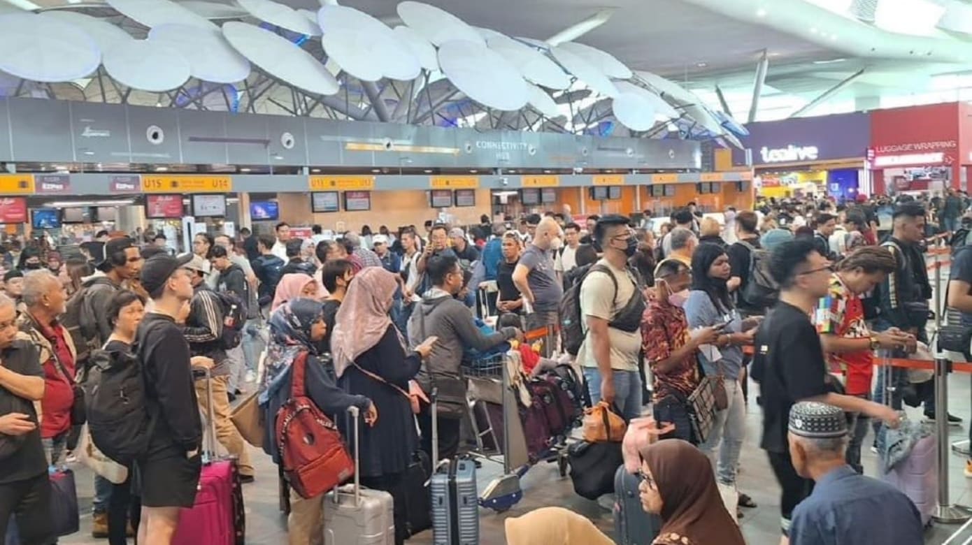 印尼火山爆发 马国急停航班 大批乘客滞机场