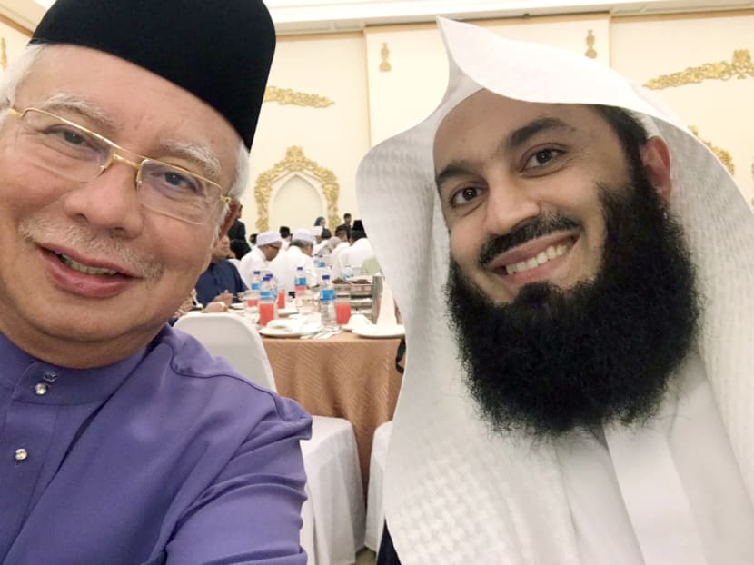While Singapore has banned Islamic scholar Ismail Musa Menk from entering the country for preaching divisive teachings, Malaysian Prime Minister Najib Razak (left) has met Mufti Menk and lauded him as an important religious leader. Photo: Twitter@NajibRazak