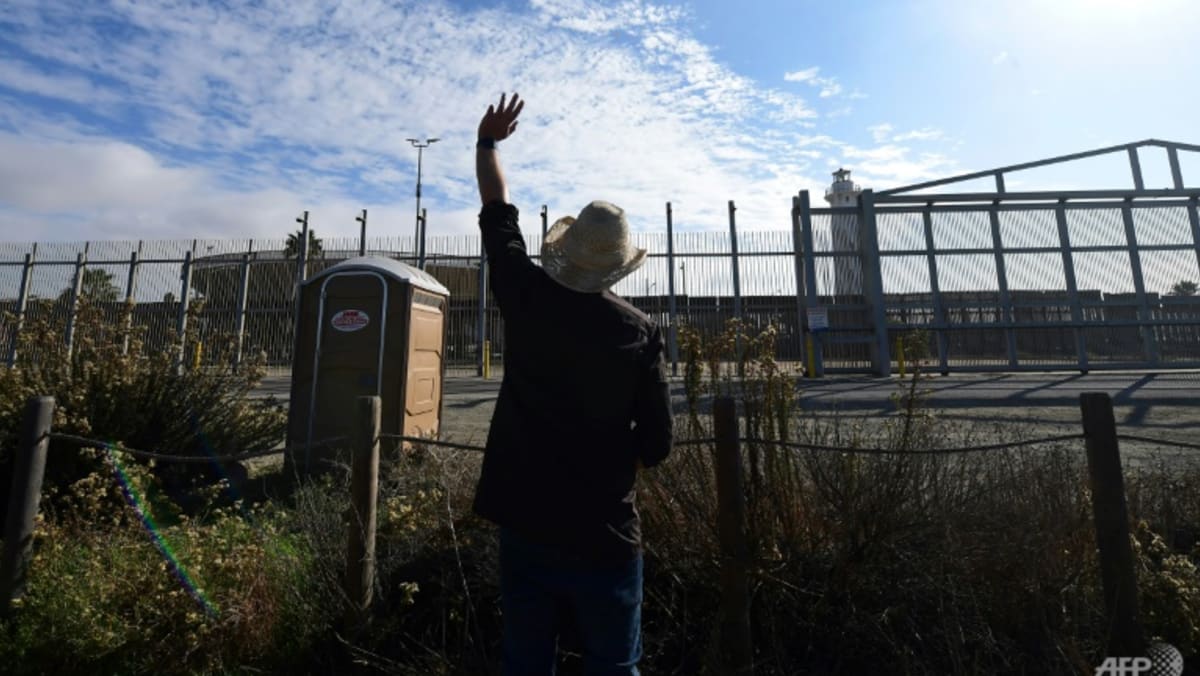 Calon imigran melihat harapan di perbatasan AS yang dibuka kembali