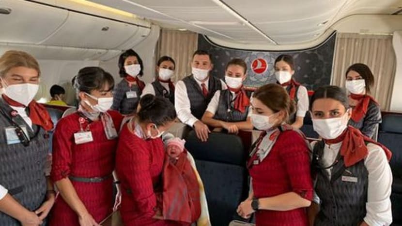 Wanita Afghanistan melahirkan anak dalam penerbangan ke Britain Wanita Afghanistan melahirkan anak dalam penerbangan ke Britain
