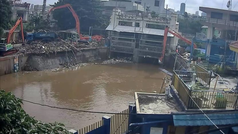 Scavengers descend on post-flood Jakarta garbage Scavengers descend on post-flood Jakarta garbage