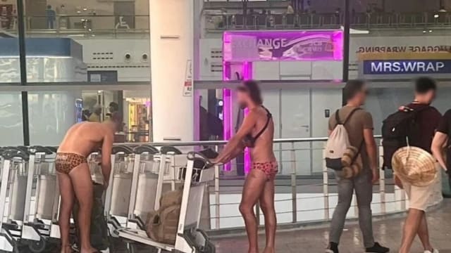 游客穿豹纹泳裤现身普吉岛机场 网民嘲讽想吐！