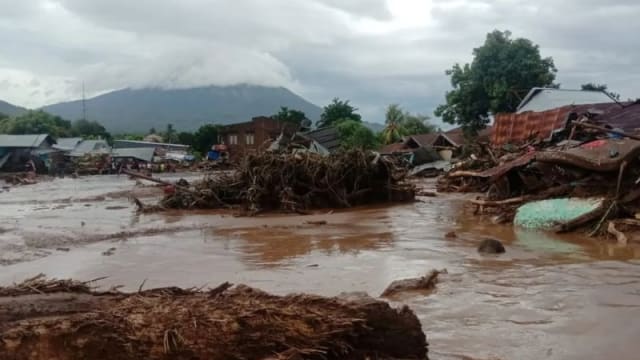 印尼多峇湖发生山洪 一人死亡11人下落不明