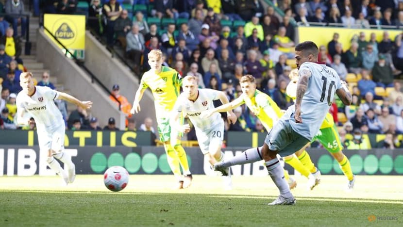 West Ham keep pressure on Man United with 4-0 win at Norwich West Ham keep pressure on Man United with 4-0 win at Norwich