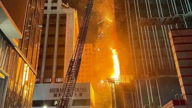 香港尖沙咀工地发生大火 邻近建筑物也受波及