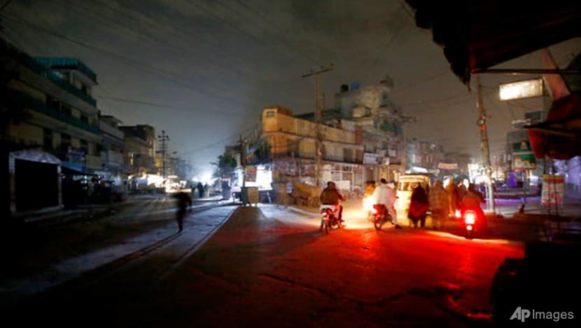 Massive power outage leaves Pakistan in the dark Massive power outage leaves Pakistan in the dark