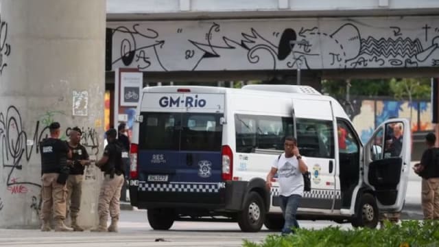 巴西发生枪手挟持巴士乘客事件 枪手最终向警方投降
