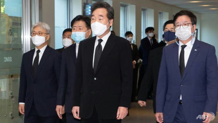 South Korean tycoons pay tribute to late Samsung chief South Korean tycoons pay tribute to late Samsung chief