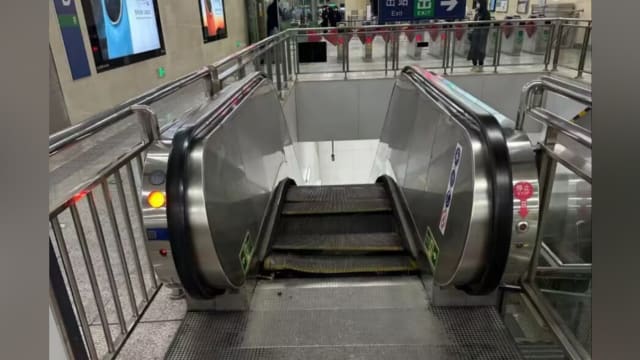 北京地铁再有事故扶梯被传塌陷 工作人员：卡异物