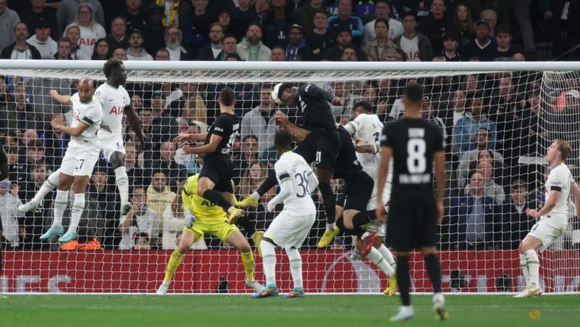 Soccer-Spurs edge towards last 16 with 3-2 win over 10-man Frankfurt Soccer-Spurs edge towards last 16 with 3-2 win over 10-man Frankfurt
