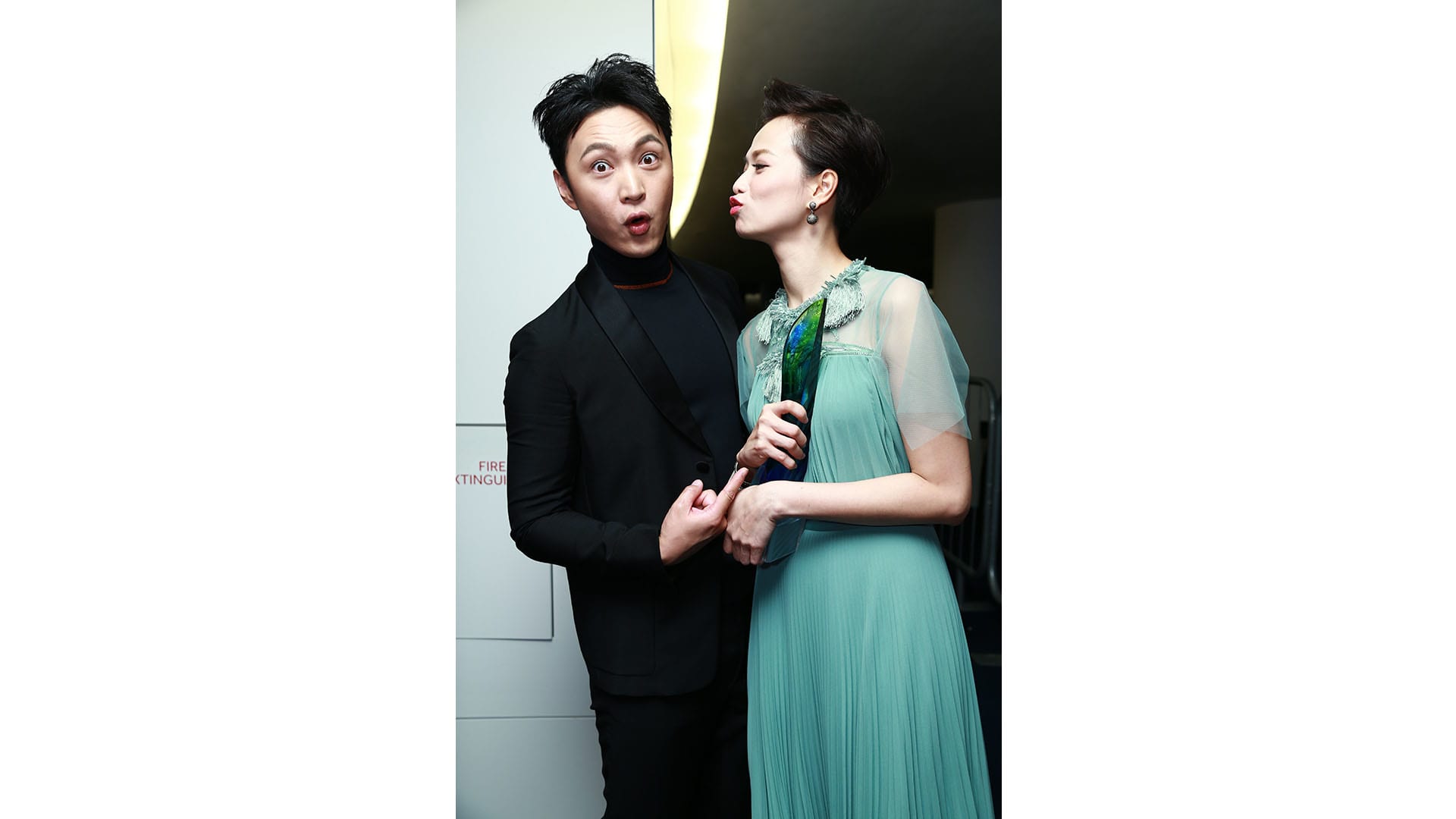 What Did Rui En & Rebecca Lim Do Together At Star Awards 2017? - 8days