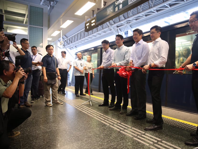 From left: MP for Ang Mo Kio GRC Gan Thiam Poh, MP for Sengkang West Lam Pin Min, Senior Minister of State for Transport Ng Chee Meng, MP for Pasir Ris-Punggol GRC Teo Ser Luck and LTA CEO Chew Men Leong at Sengkang LRT station to welcome the two-car LRT trains on Jan 5, 2016. Photo: Don Wong