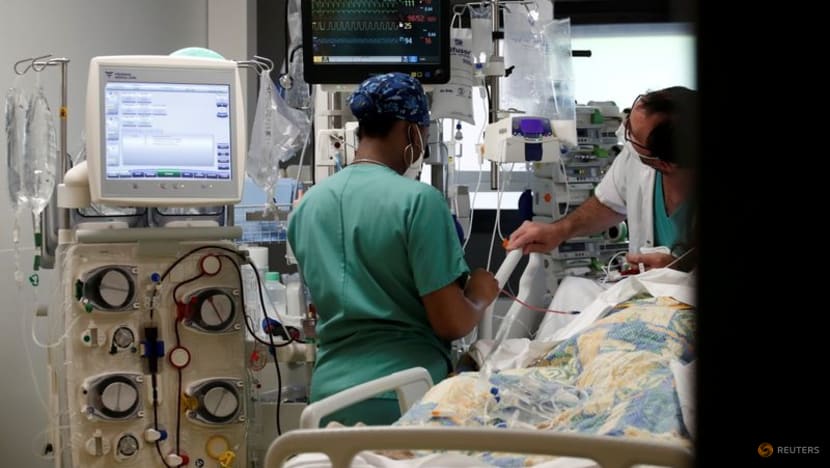 Number of French COVID-19 patients fall below 10,000 again Number of French COVID-19 patients fall below 10,000 again