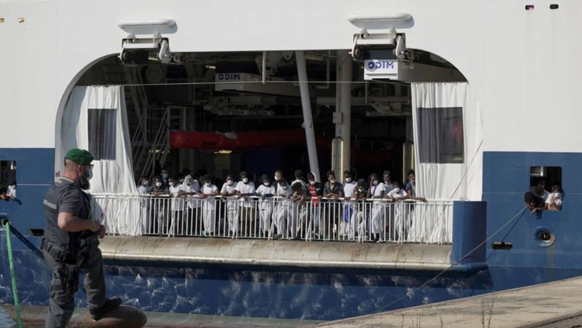 Kapal migran dengan 10 mayat tiba di Sisilia