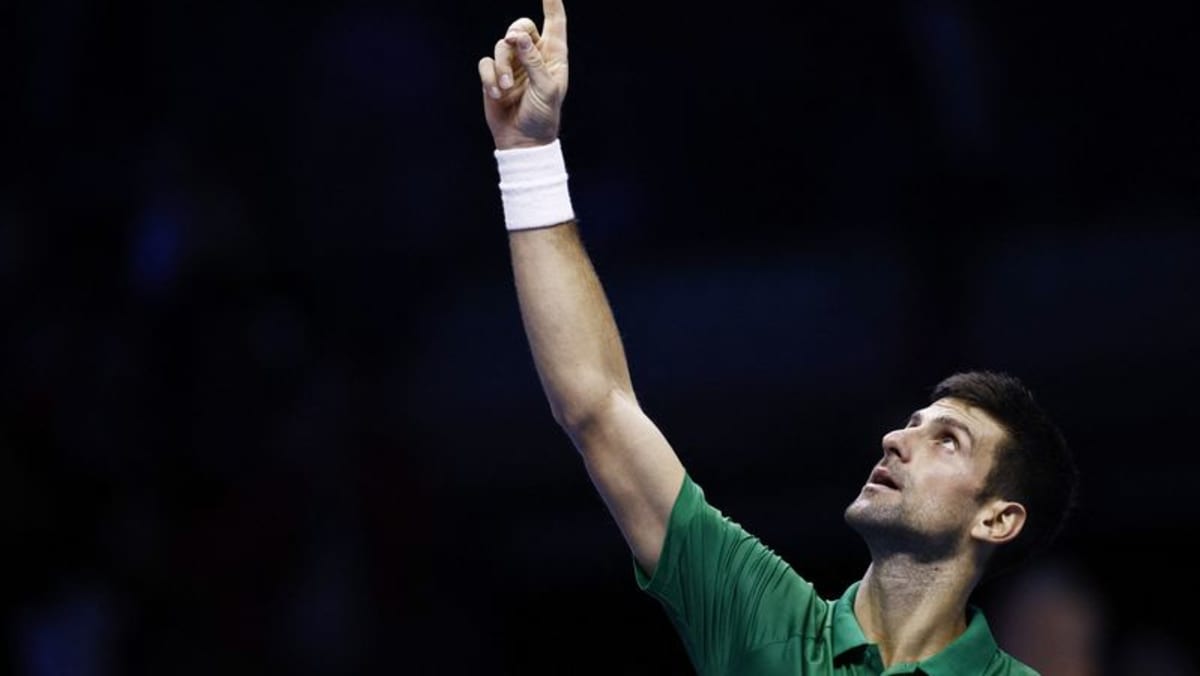 Djokovic slår Medvedev i thriller for å holde seg ubeseiret i ATP-finalen