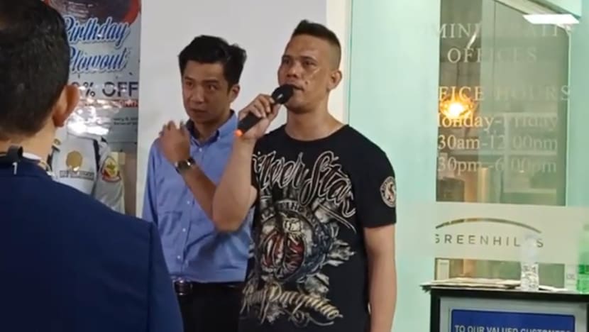 Gunman surrenders, releases hostages after day-long standoff at Manila mall Gunman surrenders, releases hostages after day-long standoff at Manila mall