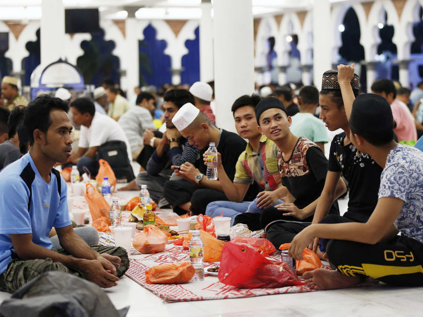 Muslims waiting to break fast at Masjid Jamek in Kuala Lumpur. Penang lawmaker Abdul Malik Abul Kassim assured Muslims and non-Muslims that it is not wrong to participate in break fast events. Photo: Reuters