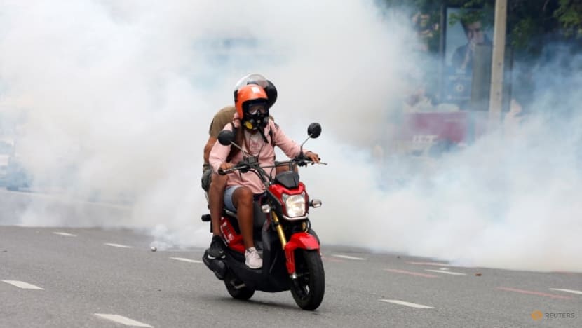 Thai anti-government protesters clash with police in Bangkok 