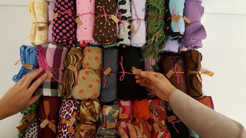 Beli 'shawl' S$1 demi bantu pendidikan agama kanak-kanak dari keluarga memerlukan