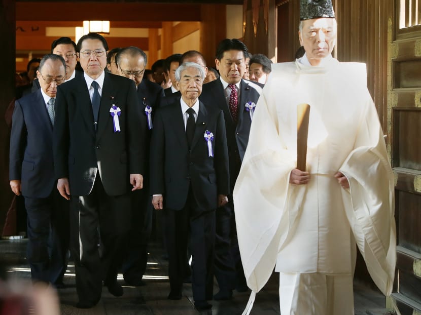 A Shinto priest (R) leads Japanese lawmakers to the altar of Yasukuni Shrine in Tokyo on April 22, 2016. Photo: AFP