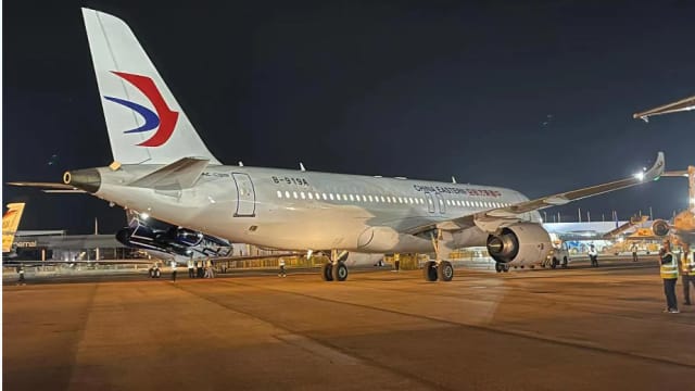 中国东航国产C919型客机飞抵我国参加新加坡航空展