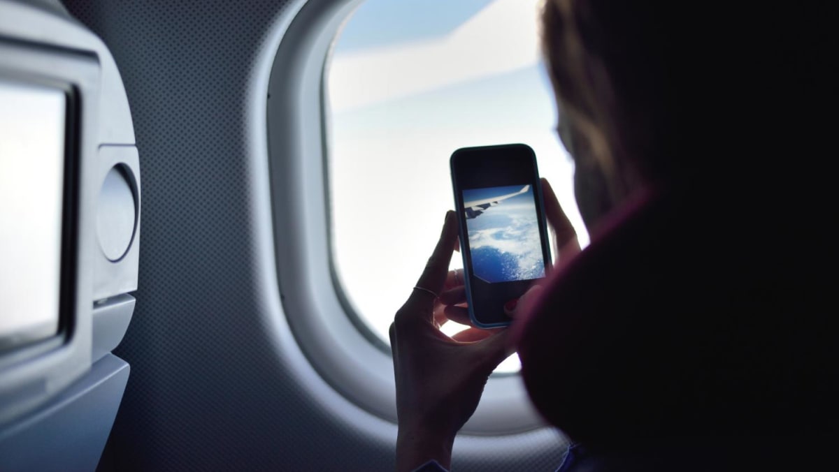 CNA menjelaskan: Haruskah Anda mematikan telepon saat dalam penerbangan?