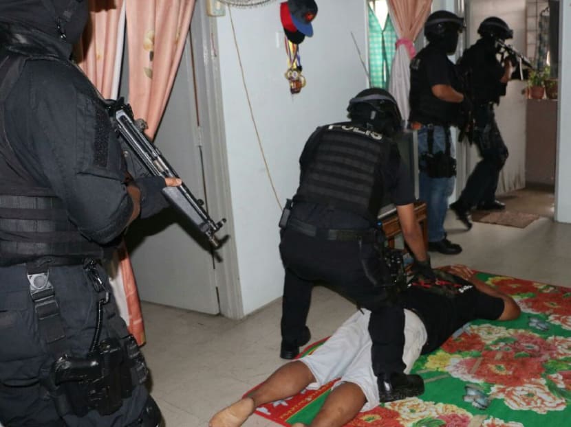 Police officers conducted a raid in Kuala Lumpur, in which 7 Abu Sayyaf suspects were arrested. Photo: New Straits Times