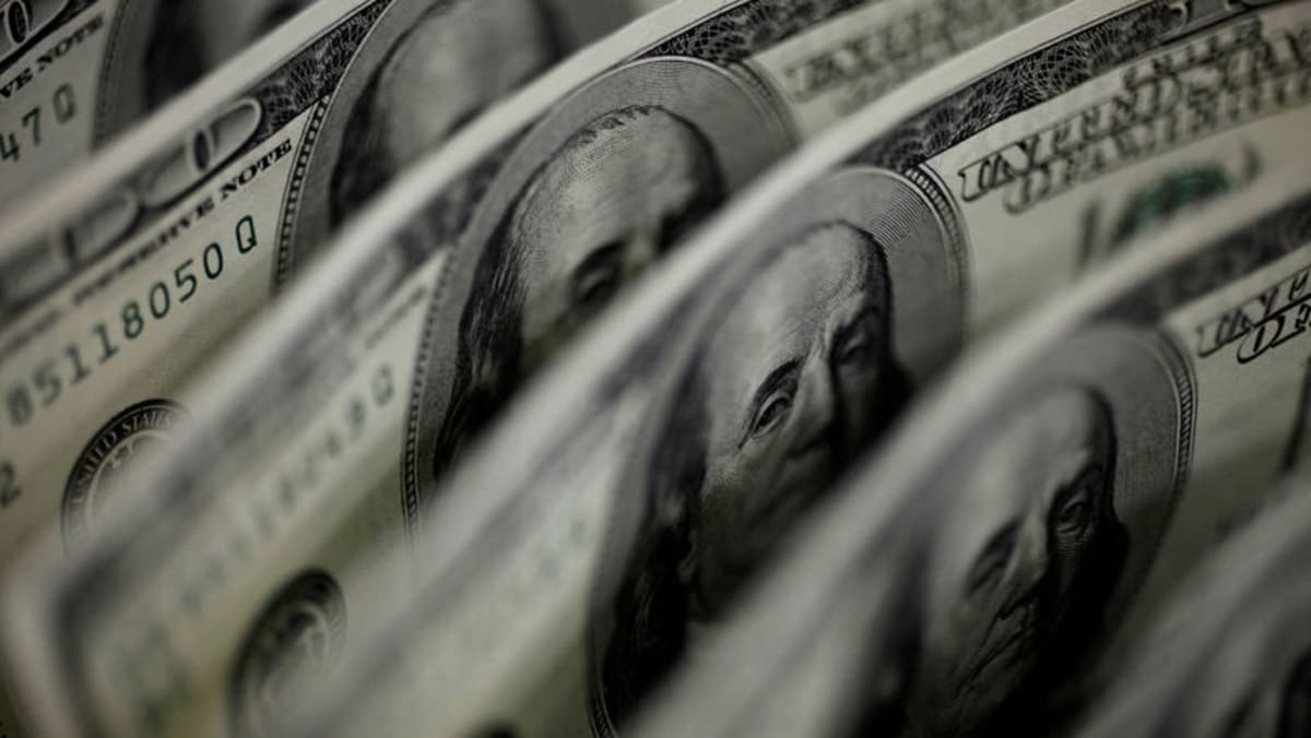 Dolar kembali ke level tertinggi setelah pejabat Fed menyarankan untuk melewatkan kenaikan suku bunga di bulan Juni