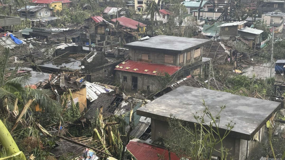 Super typhoon Man-yi set to weaken as it barrels through Philippines Super typhoon Man-yi set to weaken as it barrels through Philippines