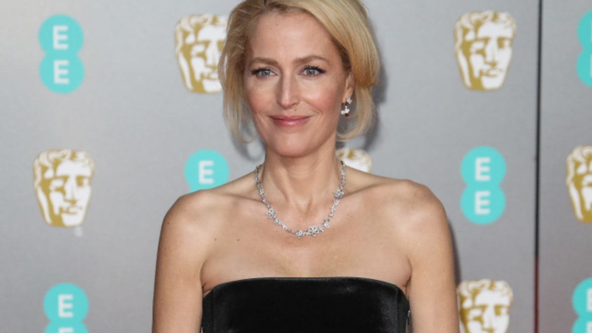 Gillian Anderson Has Given Up On Bras: “I Don’t Care If My Breasts ...