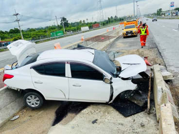 A car with Bangkok licence plate crashed on Motorway Route 7 in Si Racha district, Chon Buri on Tuesday (Aug 9) morning.