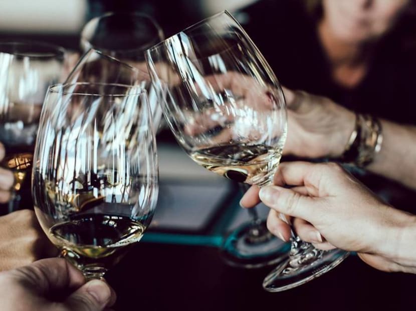 Meeting an important client for dinner? Here’s how to choose the right wine Meeting an important client for dinner? Here’s how to choose the right wine