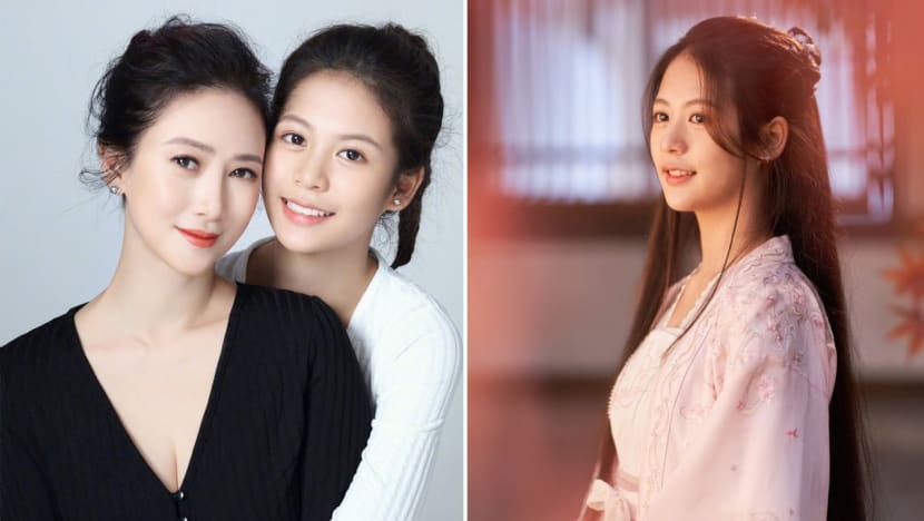 Weng Hong’s 14-Year-Old Daughter Wears Period Costume For Photoshoot; Wows Netizens Weng Hong’s 14-Year-Old Daughter Wears Period Costume For Photoshoot; Wows Netizens